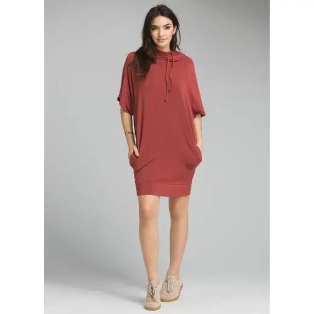 prAna Carys hooded short-sleeve dress in the color 'Mulled Wine' and made of Len
